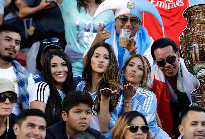 Argentina-fans-44f05fecec2a49f2a7a8dcc83e31beb5-0.jpg